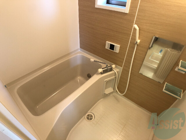 バス・シャワールーム　浴室はくつろぎの場所ですね。窓もあり換気もできますね。
