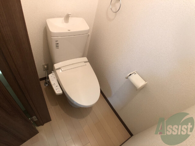 トイレ　ウォシュレット付きのお手洗いです。手入れもしやすそうです