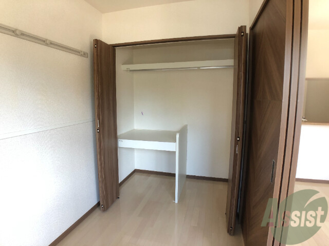 収納　クローゼットを開けてみました。奥行きもあります。