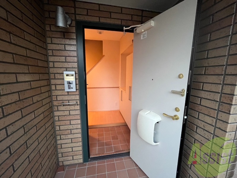 玄関　玄関から撮影しました。明るい印象ですね。