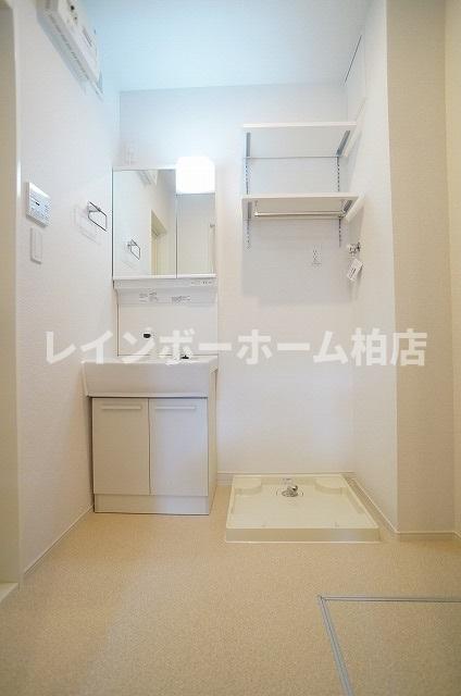 洗面設備　シャワー付き洗面台です