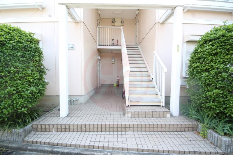 エントランス　落ち着いたエントランスです