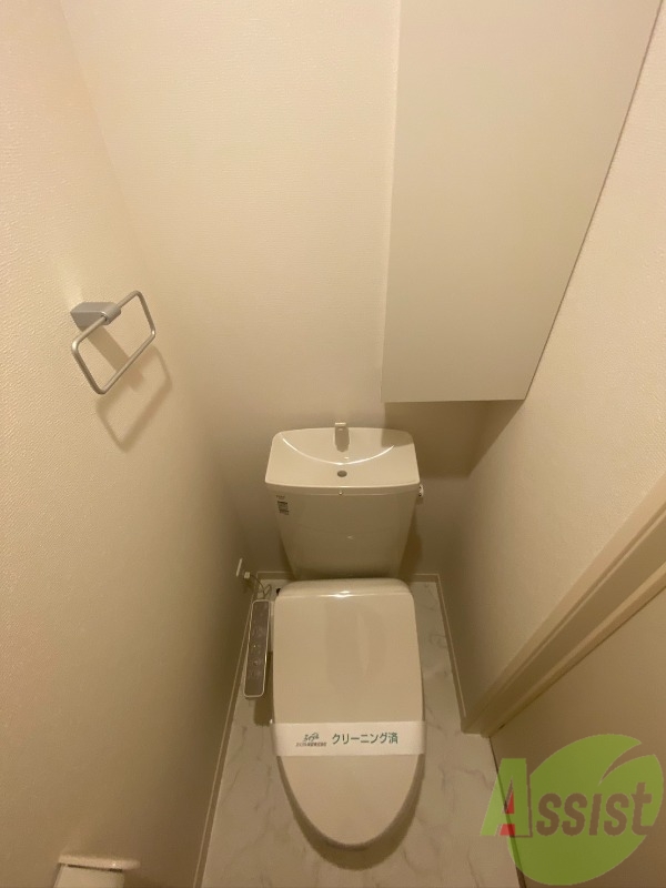 トイレ　トイレは温水洗浄便座付きで上部には収納スペースも！