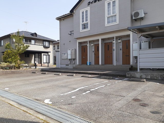 駐車場　駐車場があるので、車を買う予定の方も安心です