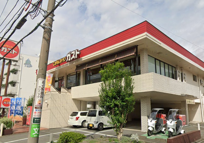 飲食店　ガスト（飲食店）まで985m