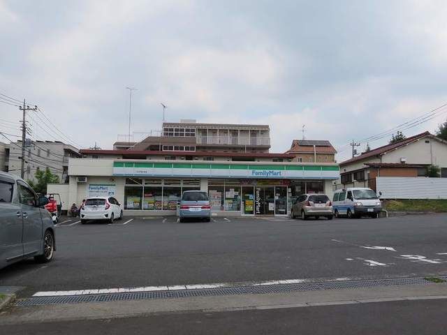 コンビニ　ファミリーマート（コンビニ）まで450m