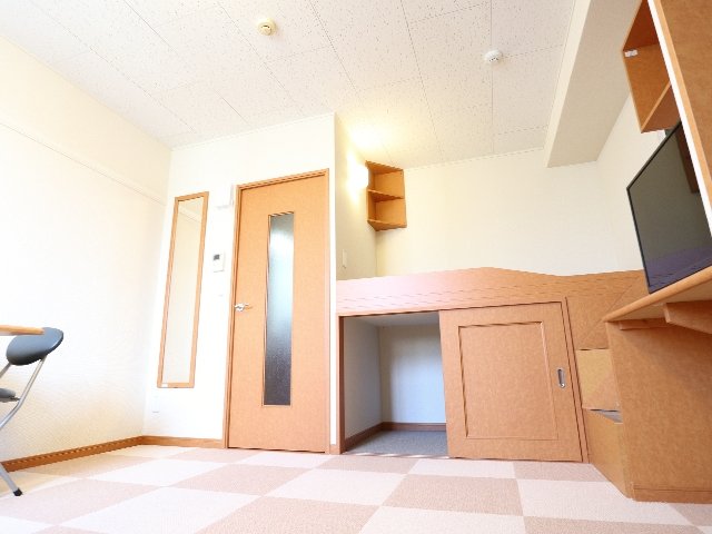 その他部屋・スペース　落ち着いた色調の寝室です