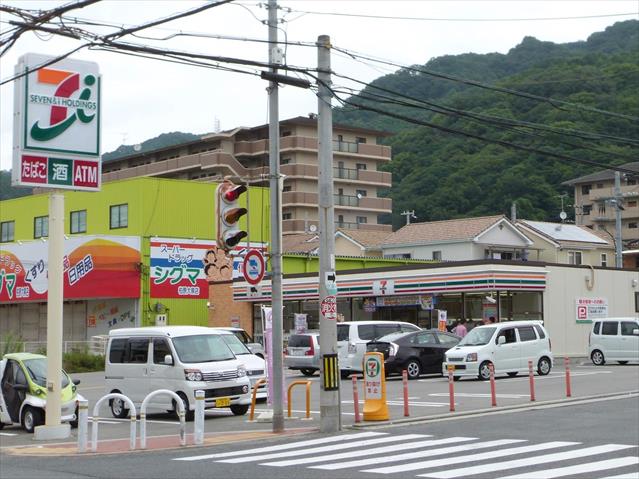 コンビニ　セブンイレブン（コンビニ）まで715m