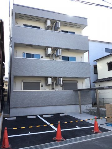 建物外観　オートロックで外部の人間が簡単に出入りできないため安心です。