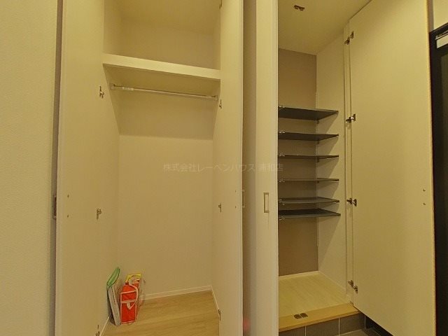 玄関　豊富な玄関収納