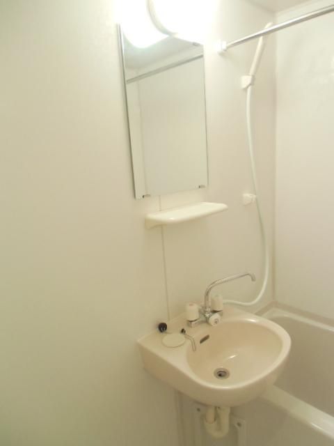 洗面設備　ユニットバス　鏡付洗面台