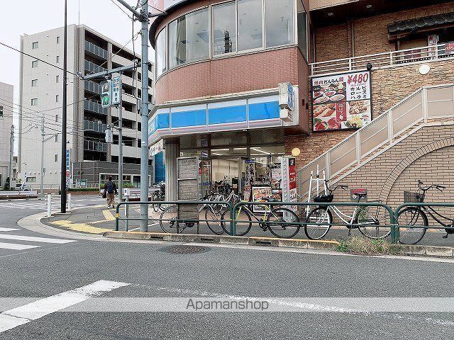 コンビニ　ローソン足立六町駅前店（コンビニ）まで385m