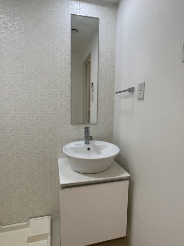 洗面設備　明るい洗面所です