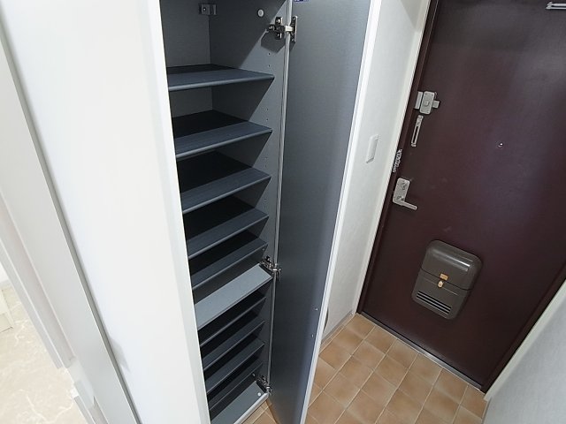 玄関　玄関には大きなサイズのシューズBOXが便利です