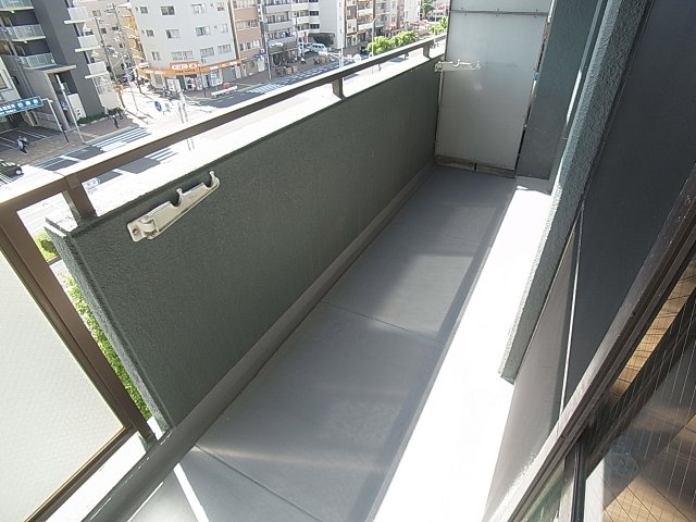 バルコニー　日当たり良好の南向きバルコニー