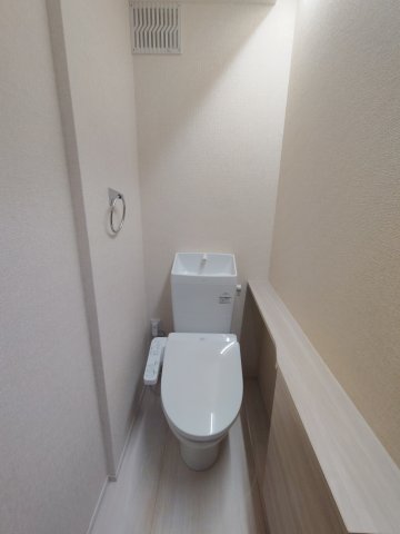トイレ　温水洗浄機能付きのトイレです
