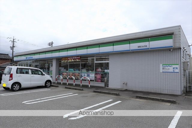 コンビニ　ファミリーマート（コンビニ）まで119m