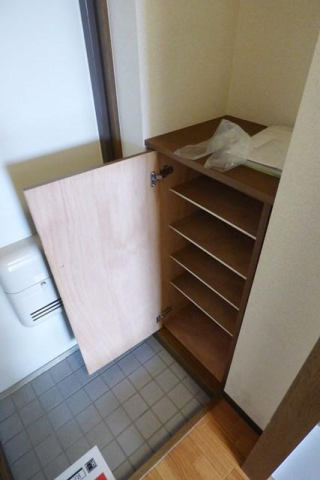 玄関　※写真は他号室です