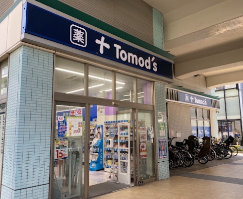 ドラックストア　トモズ小田急マルシェ祖師ヶ谷大蔵店（ドラッグストア）まで488m