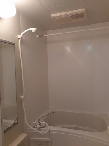 バス・シャワールーム　コンパクトで使いやすいお風呂です