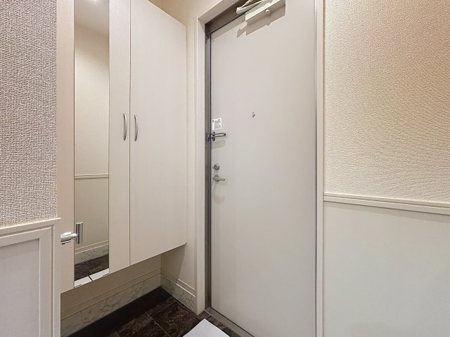 玄関　掲載写真は同型の左右反転の部屋を掲載しております。仕様等が異