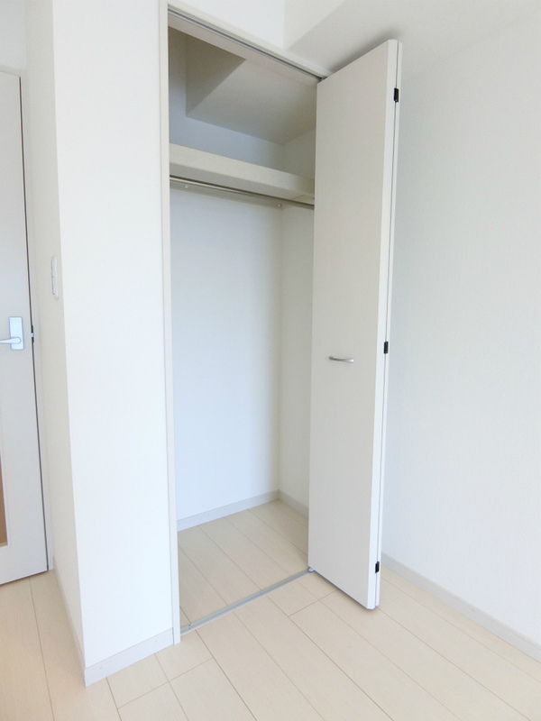 収納　使いやすい観音開きのクローゼットです。