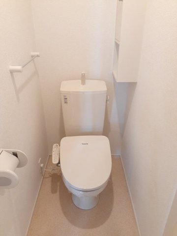 トイレ　落ち着いた色調のトイレです