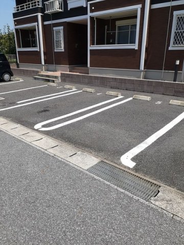 駐車場　駐車場に車を止められます