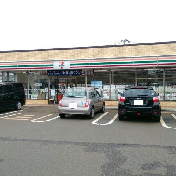 コンビニ　セブンレブン（コンビニ）まで852m