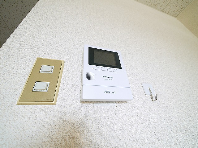 セキュリティ　お顔が見えるモニター付きインターホンで安心。