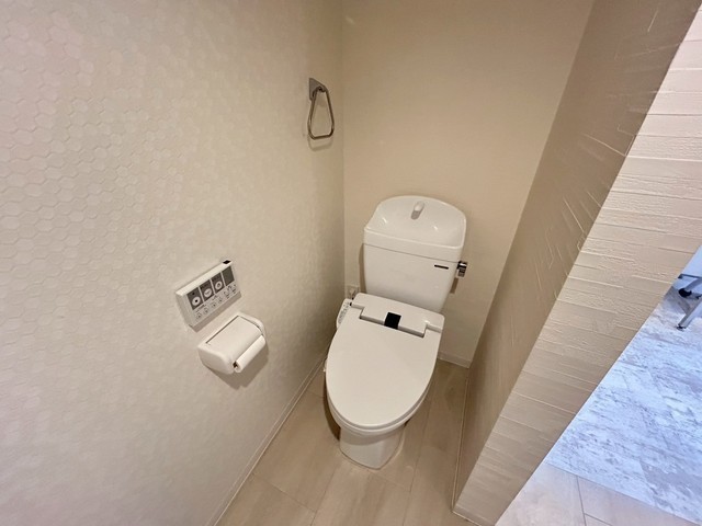 トイレ　写真は違う号室です。