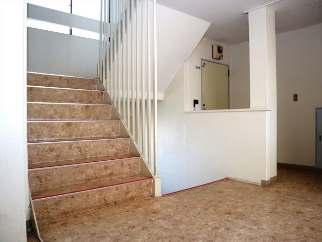 エントランス　同物件・別部屋画像