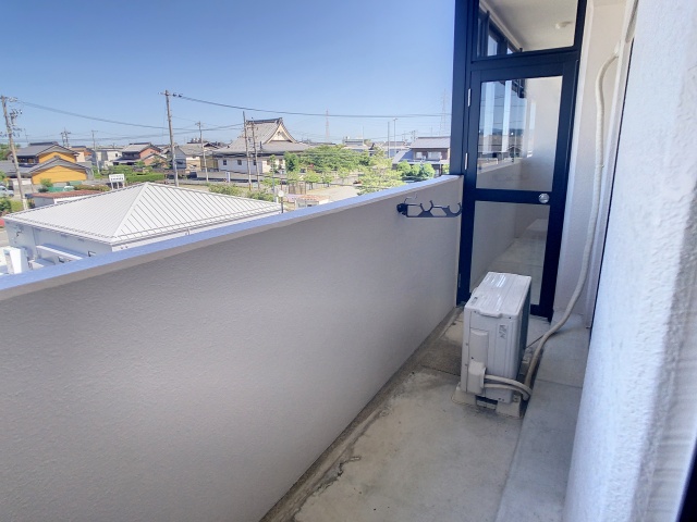 バルコニー　掲載写真は同型の左右反転の部屋を掲載しております。仕様等が異