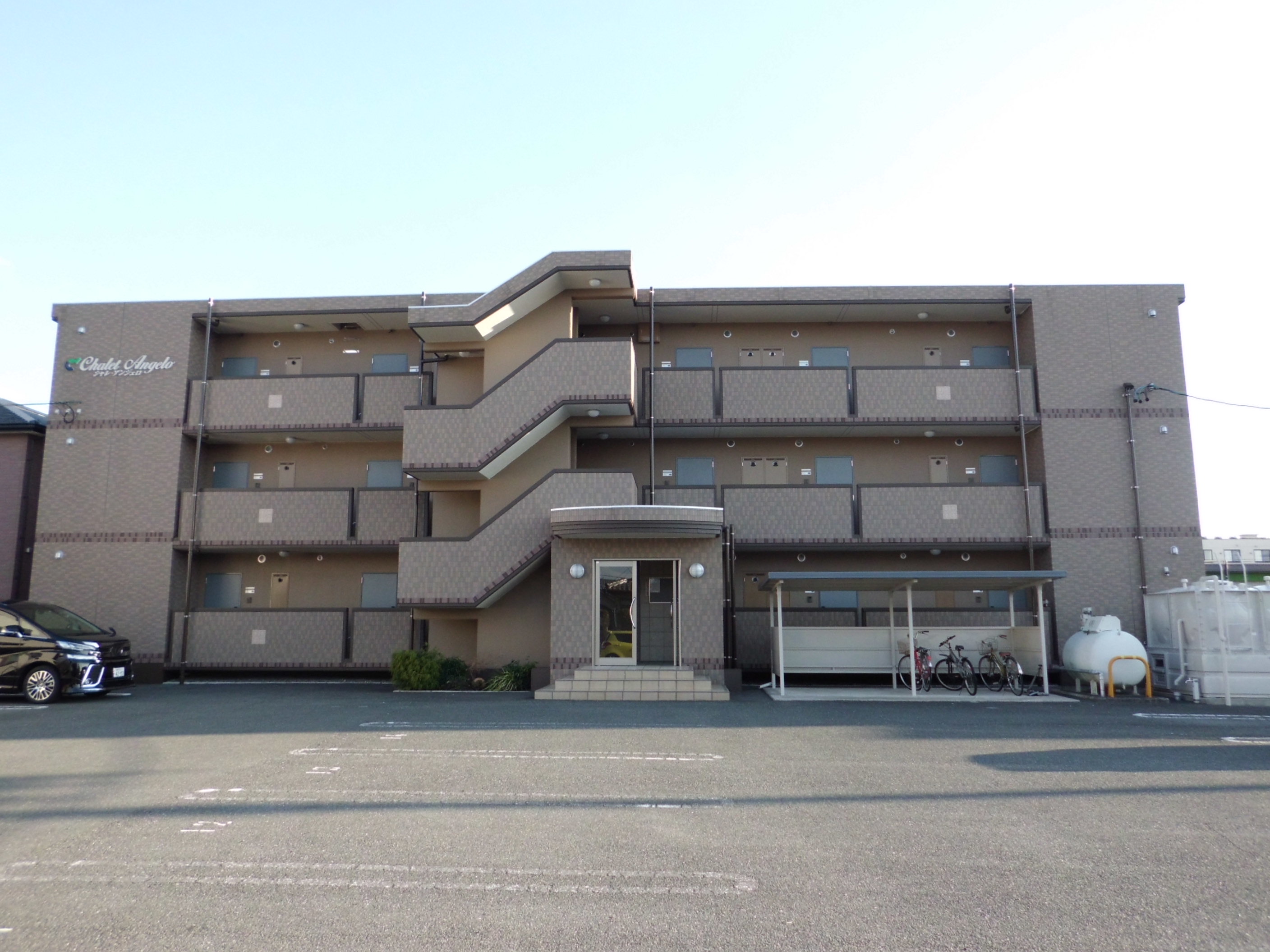 建物外観　鉄筋コンクリート３階建て1階