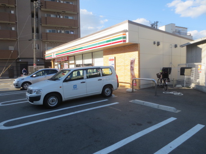 コンビニ　セブンイレブン（コンビニ）まで235m
