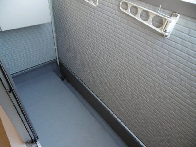 バルコニー　物干し付きのバルコニーです。