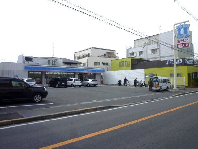 コンビニ　ローソン東大阪近江堂三丁目店（コンビニ）まで262m
