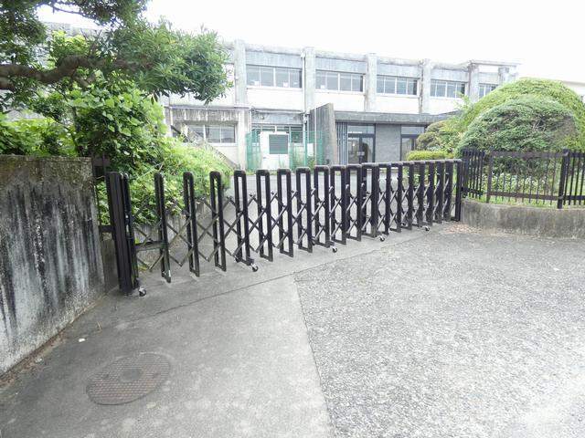 中学校　稲沢市立明治中学校（中学校）まで748m