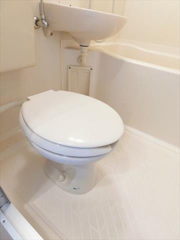 東急東横線 反町駅 徒歩3分 7階建 築34年のトイレ写真