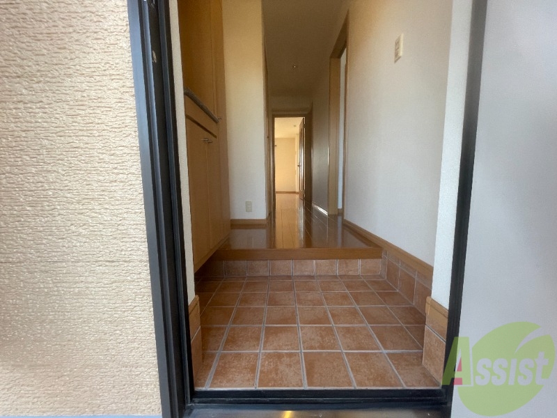 玄関　玄関からは、すぐにお部屋が見えないので安心です。