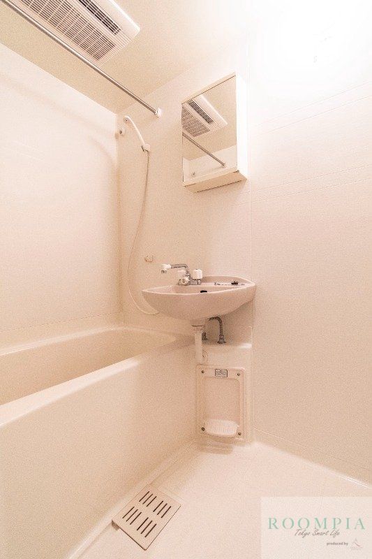 バス・シャワールーム　同タイプの別部屋の写真です