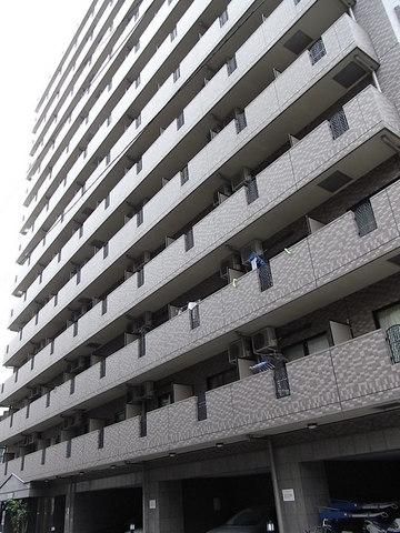 建物外観　総タイル貼りの重厚感あふれる外観