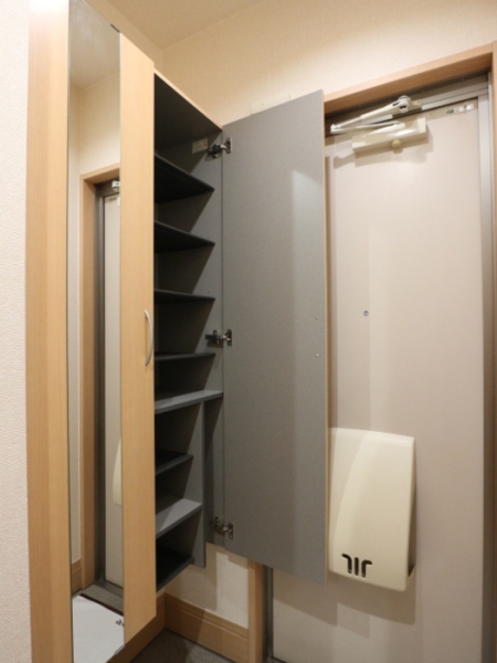 玄関　同建物別部屋写真