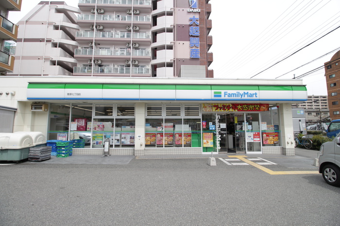 コンビニ　ファミリーマート（コンビニ）まで190m