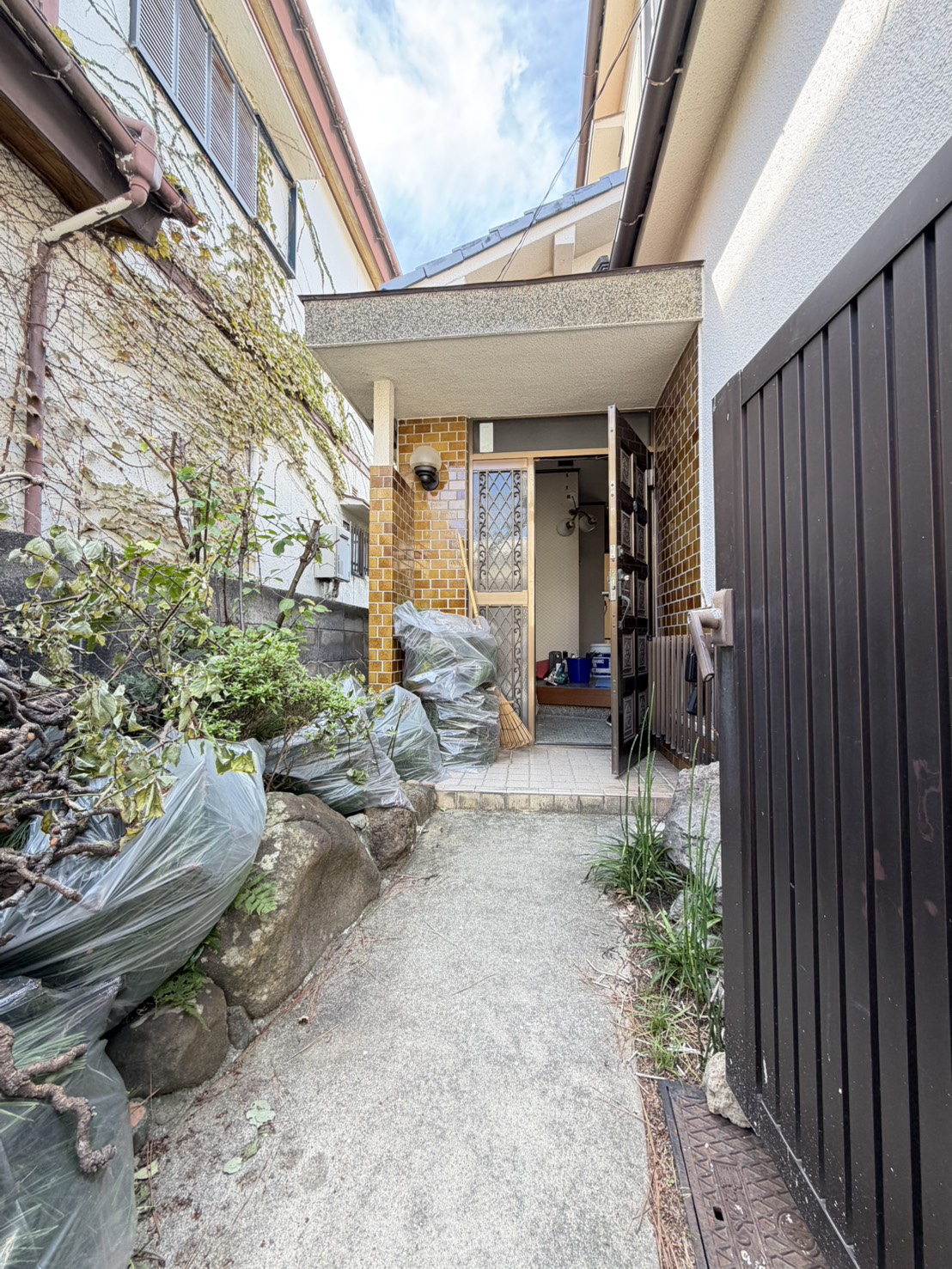 朝霧南町4丁目戸建の玄関写真