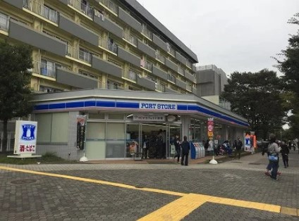 コンビニ　ローソンポートストア辰巳店（コンビニ）まで210m