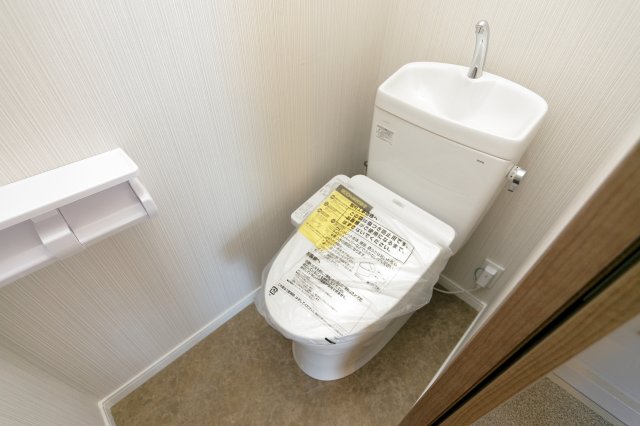ＪＲ総武線 小岩駅 徒歩22分 3階建 築44年のトイレ写真