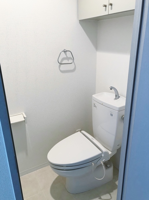 トイレ　お部屋によって色が異なる場合があります。