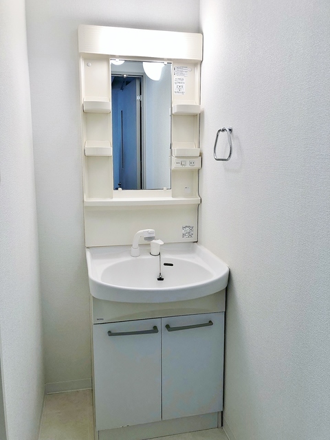洗面設備　お部屋によって色が異なる場合があります。
