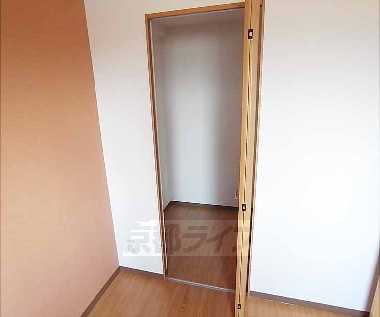 収納　廊下側の洋室の奥行きのある収納です！